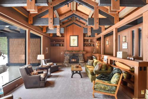 Olympic Valley House | Joy on the River Stunning Waterfront Home for 10