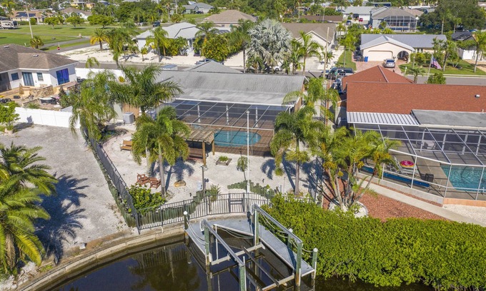 Apollo Beach Villa | Joyful Waterfront Heated Pool 30d+ discount 3b-2bth full of games