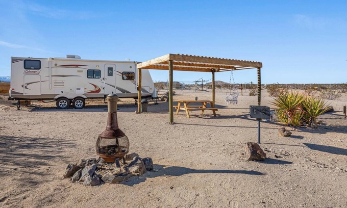 Joshua Tree House | JT Village Campground - Bunkhouse