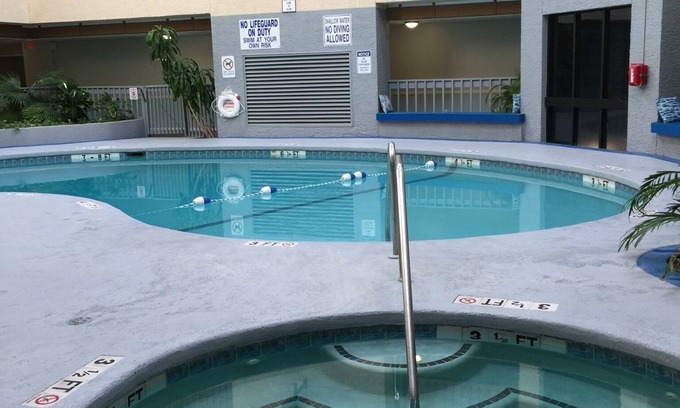 Hilton Head Island Condo | JULY SPECIAL RATE B1BR1BA condo close to Coligny beach pools jacuzzi pickleball