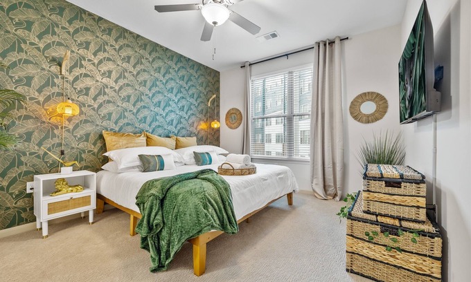 Great Lakes Apartment | Jungle on the Square – Luxury 1BR w/Rooftop Lounge, Pool & Gym Access