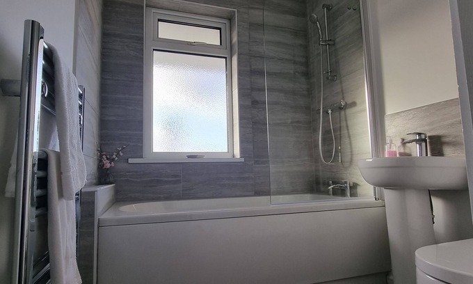 Southampton Apartment | Juniper downstairs apartment sleeps 7 people