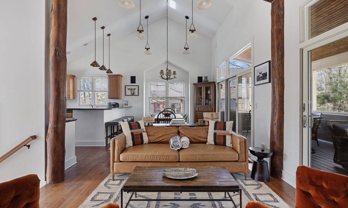 New Buffalo House | Juniper Presents: Stunning Lodge+Hottub, 2 Patios, Pool-Theater-Clubhouse Access