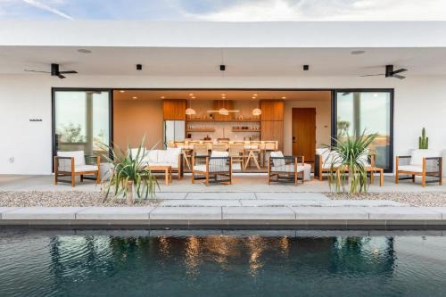 Joshua Tree House | Jupiter House by Fieldtrip Modern w Infinity Pool Pickleball
