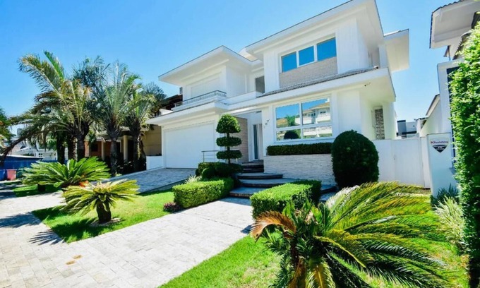 Jurere Internacional House | Jurerê Internacional - Mansion 200m from the beach.