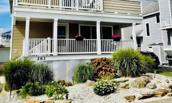 Stone Harbor House | Just 1.5 blocks to beach and one to bay. In walking distance to the public fishing dock, restaurants/bars, Buds Market.