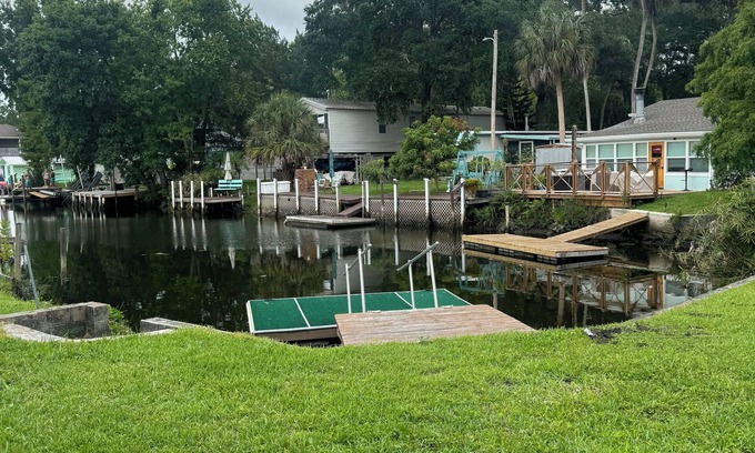 Weeki Wachee Gardens Cottage | Just a couple minute paddle to hospital hole in Weeki Wachee. Pet friendly.