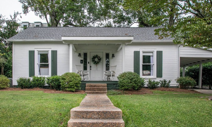 Oxford Cottage | Just A Sip Away from everything!