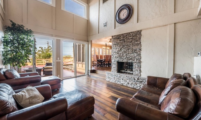 Sunrise Manor House | Just in time for SUPER BOWL! Mansion with Luscious Strip Views!