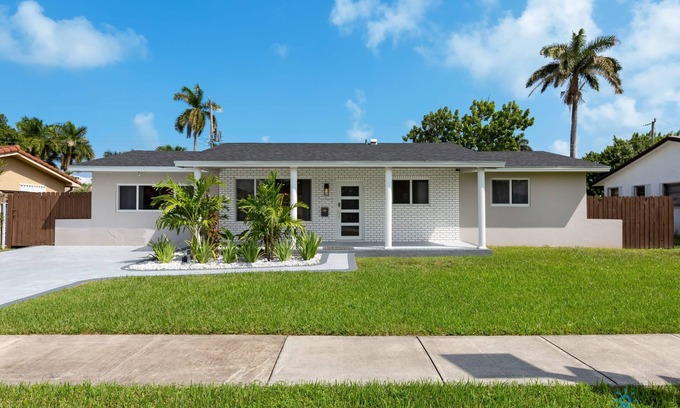 Hallandale Beach House | Just minutes driving to Beach | Amazing pool
