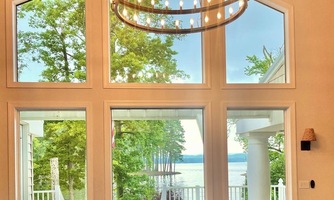 Groveoak Cottage | Just renovated! LAKE FRONT FAMILY GETAWAY 5 Bedrooms, 3.5 Baths