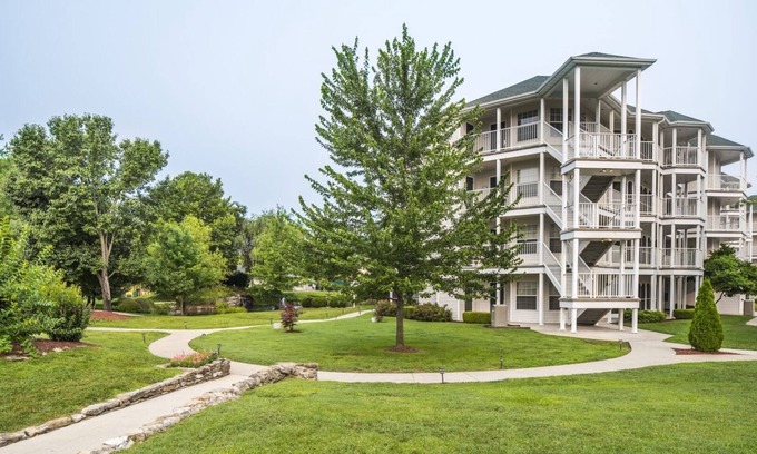Table Rock Hotel | Just What You Were Looking For! Pool, Free Parking, Near Silver Dollar City