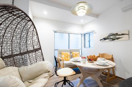 Adachi Apartment | K's Casa西新井 駅徒歩4分 ディズニー車26分 56m2 ハンギングチェア 下町の快い暮らし