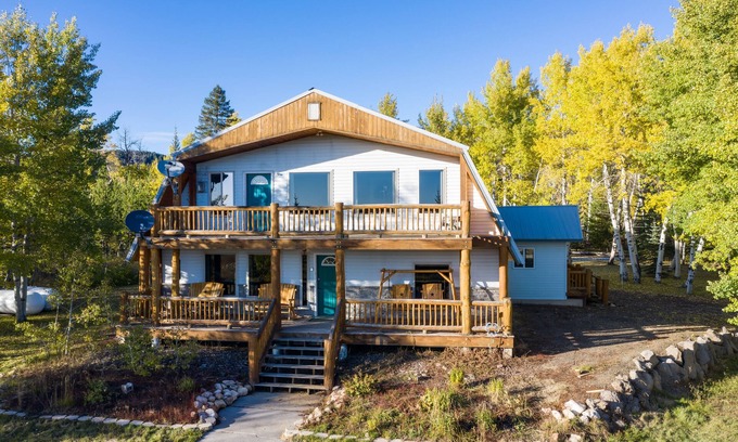 Island Park Cabin | KABINO: 5 acres FirePit Pool Table Ping Pong Foosball WiFi Grill Mtn Trails Yellowstone