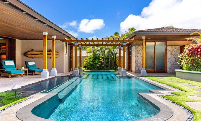 Kalama Tract House | Kailua Sands | Oceanfront Pool Retreat with Gym | Sleeps 7