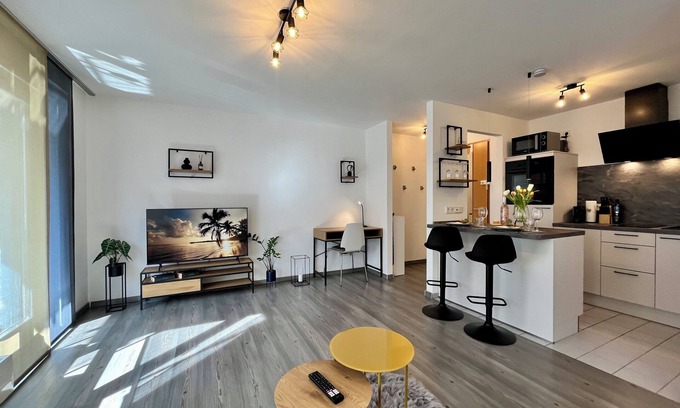Innenstadt-West Apartment | Kaiser-CITY-Apartment | city center | 2 rooms | balcony | Smart-TV