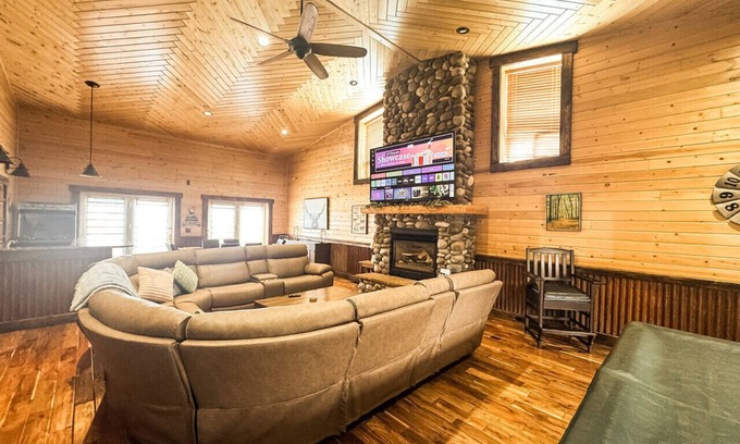 Island Park Cabin | Kantada Island Park Village Sleeps 20 WiFi HOT TUB near Yellowstone