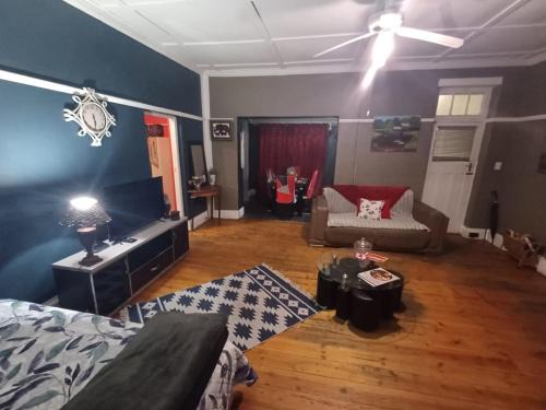 Oudtshoorn Villa | Karoo Refresh Cheerful 2 Bedroom House