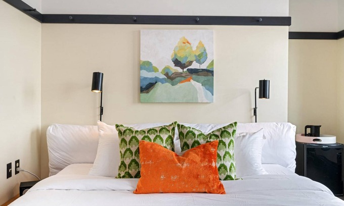 East Liberty Apartment | Kasa | Comfy Studio, Nearby Bakery Square | The Maverick