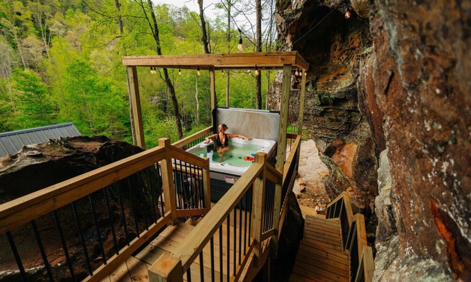 Rogers Cabin | Kentucky`s Best Hot Tub Feature | Sleeps 4 | Dogs