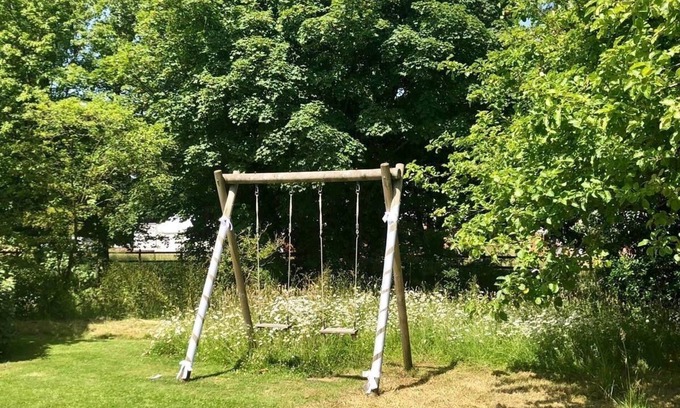 Etchinghill House | Kentwood Manor- Country retreat with Pool and Pool house