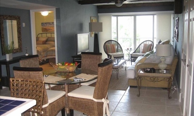 Key Biscayne Condo | Key Biscayne - Exquisite Beach Condo - 1 Block to Beach