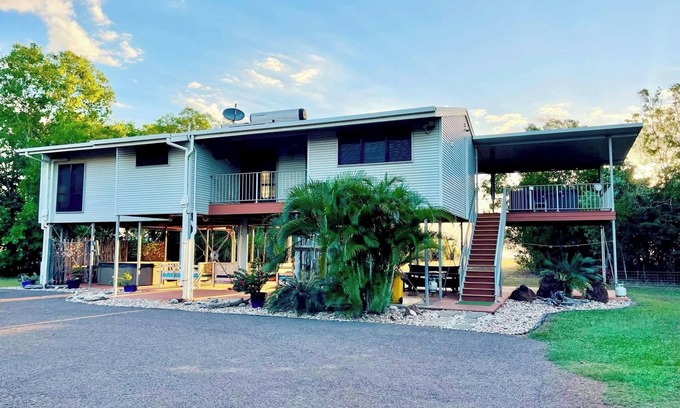 Dundee Beach House | Kick n Back House, with 2 spas, sleeps 8 comfortably with ocean views and WiFi