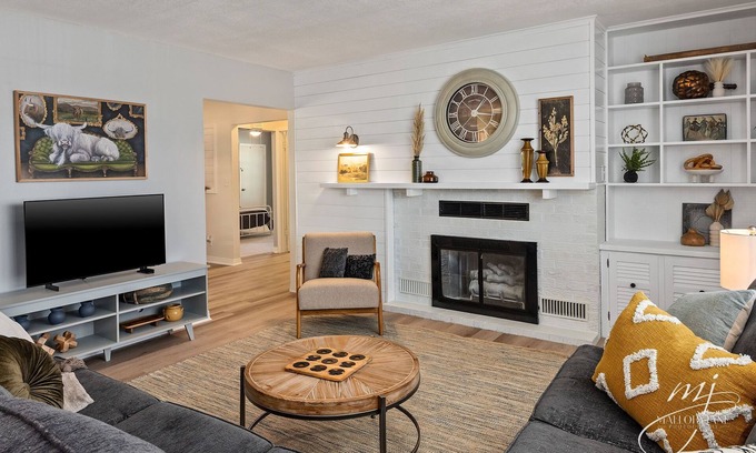 Mountain Home House | Kid Friendly. Outdoor space. Fully stocked kitchen. Bright and clean.