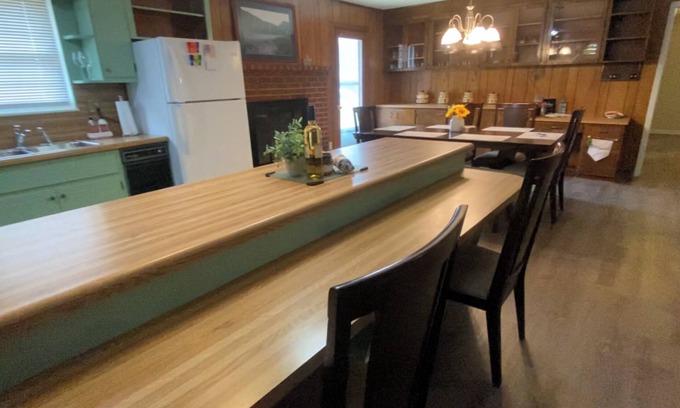 Seymour House | Killer Location! 25 min to Pigeon Forge 20 min to Knoxville! Super comfy!