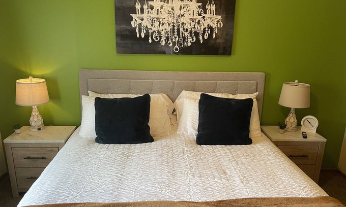 Madison Apartment | King | 5min Hosp | 10min Airport | 300 Mbps