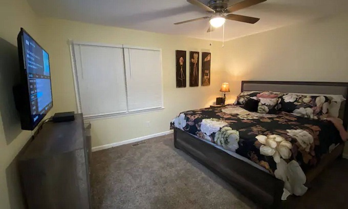 Greensboro House | king and Queen 2-bedroom townhome near downtown Greensboro with WiFi, AC