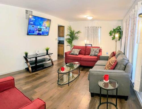 Waukegan Apartment | *King bed/3bds house Near Naval Base & 6Flags*