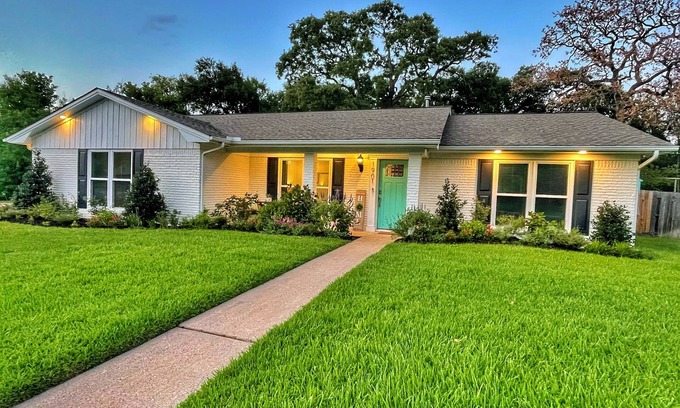Camelot House | King Bed, 85 inch TV, 4Bd, Close to Campus, Perfect for Families