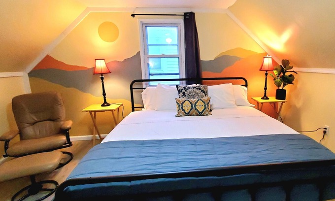 Cleveland House | KING BED and 2 FULL BATHS, FULLY FENCED YARD AND CLOSE TO HIGHWAY