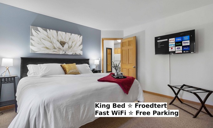 Wauwatosa Apartment | King Bed-FAST WiFi - Undrgrd Parking - Near Froedtert