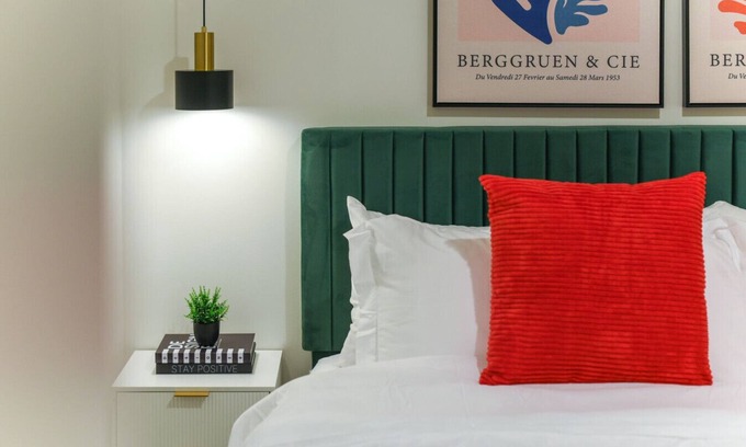 East Liberty Apartment | King Bed | Free Parking | Near UPMC, Pitt & CMU