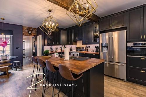 South Side Flats House | King Bed/Free Parking/BBQ/Fire pit/Arcade