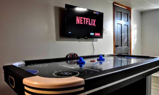 Brentwood Apartment | King Bed! Quiet Pittsburgh Home! Close to City!