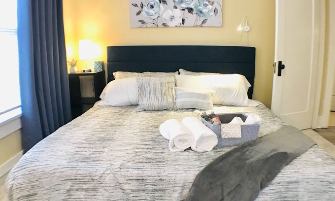 Oleander - Sunset Apartment | King Bed/Sleeps 4/Furnished Private APT/In-Unit Washer Dryer/Smart HDTV