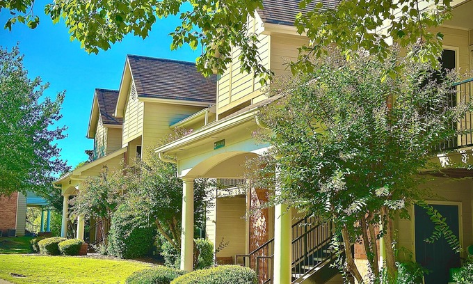 Hernando Apartment | KING BED W/POOL,Pet Friendly, Fitness Center,Seconds from INTERSTATE,FREE Parking