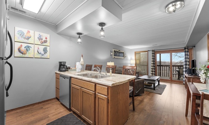 Notch Estates Condo | KING BEDS!~Gathering Place~ WALK-IN🏠NO STAIRS🎡1 MILE FROM SDC🎢