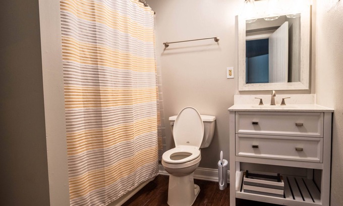 Lafayette Condo | King Centered Downtown Lafayette