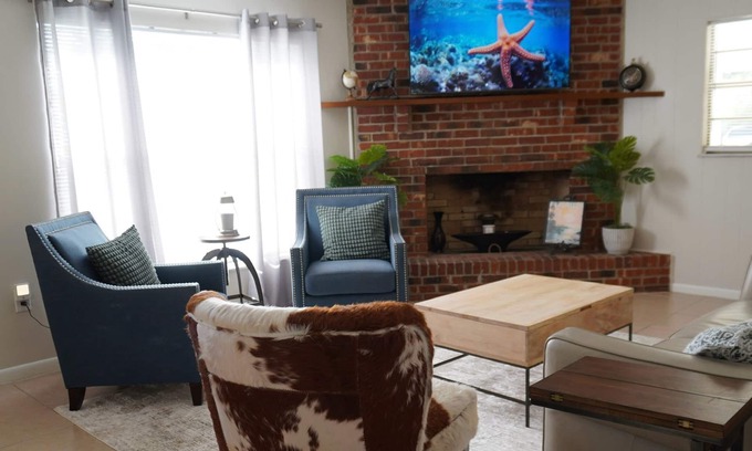 Ocala House | King, Close to Downtown and WEC, FirePit, BBQ, Netflix, Fenced Backyard, DogsOk