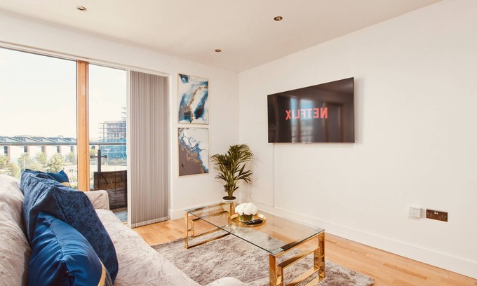 Leeds Apartment | King Deluxe City Apt Large Balcony& Free Parking!