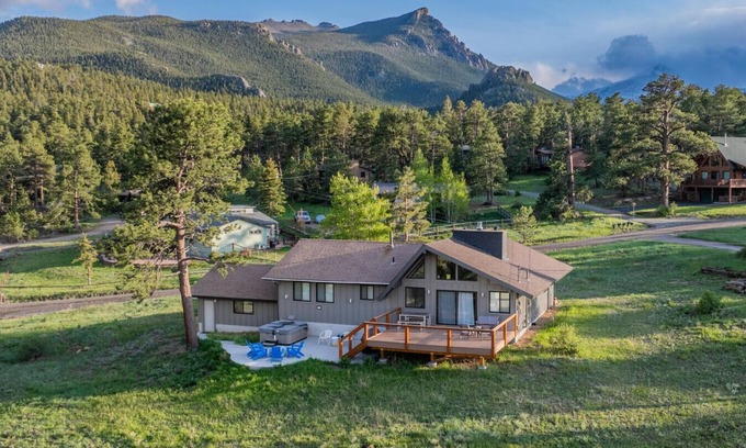 Carriage Hills Cabin | King & Q beds, views, hot tub, deck, grill