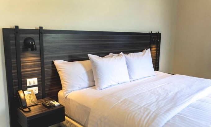 Centro Hotel | King Room- Modern Comfort Meets Historic Streets: Pool Stay in Mérida Centro