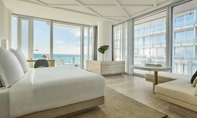 Surfside Apartment | King Room Near Crudo Bar MIA