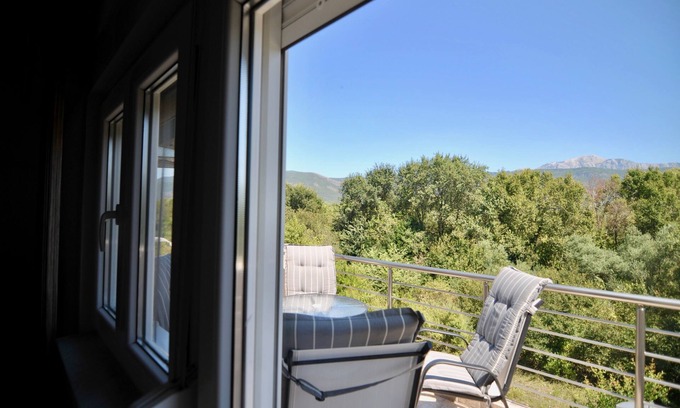 Tivat Apartment | King Room with Balcony Mountain View