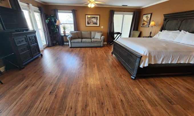 Lookout Valley Neighborhood Association Cabin | King Room with Sofa Bed and Balcony with River Views