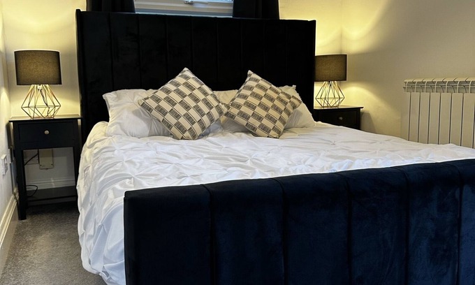 Colchester Apartment | king size bed apartment close to town center